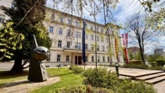 Die rot-schwarzen Regierungsmitglieder tauschten das Amtsgebäude gegen das Schaukraftwerk ...