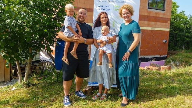 Familie Burlacu mit Landesrätin Teschl-Hofmeister.