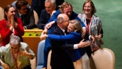 UN-Botschafter Gregor Kössler und Außenministerin Beate Meinl-Reisinger fallen sich in die Arme ...