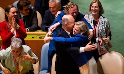 UN-Botschafter Gregor Kössler und Außenministerin Beate Meinl-Reisinger fallen sich in die Arme ...