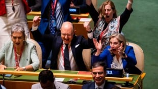 Im Moment des Sieges gab es in New York bei der rot-weiß-roten Delegation kein Halten mehr.
