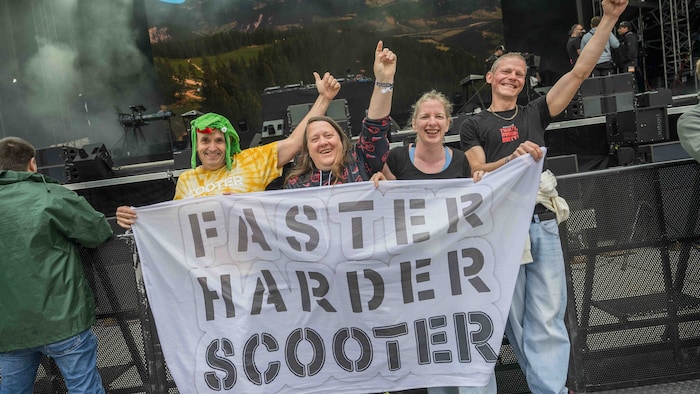 Christiane aus Köln (2. v. li.) mit anderen Fans in der ersten Reihe