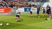 Zallinger (li.) geht beim Aufwärmen voran.