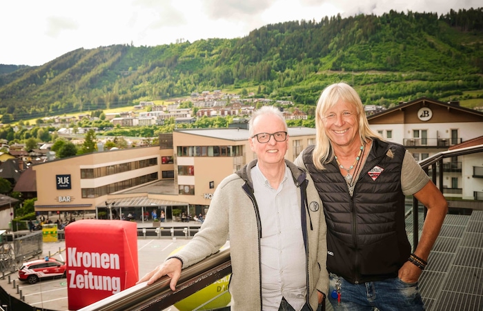 Hermann Egger und Sepp Spielbichler mit Ausblick von der Hohenhaus Tenne aus.