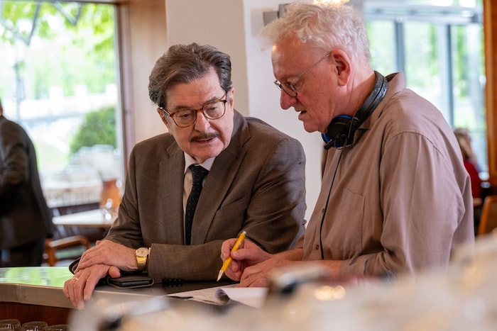 Regie führte erneut Erhard Riedlsperger (re.) – hier im Gespräch am Filmset mit Schauspieler ...