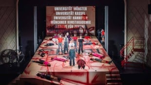 „Kassandra“: bescheiden einstudierter Laienchor singt Deutschland die Leviten