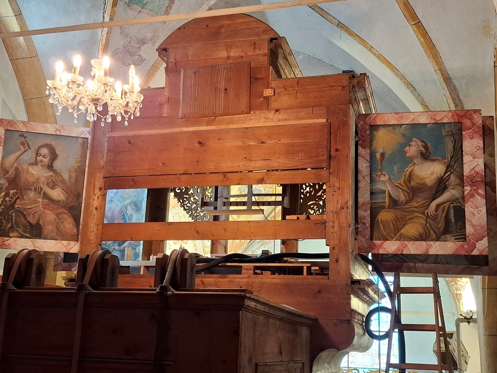 Die ausgeräumte Knoller-Orgel von hinten: Der Flügel links zeigt die heilige Margarethe mit dem ...