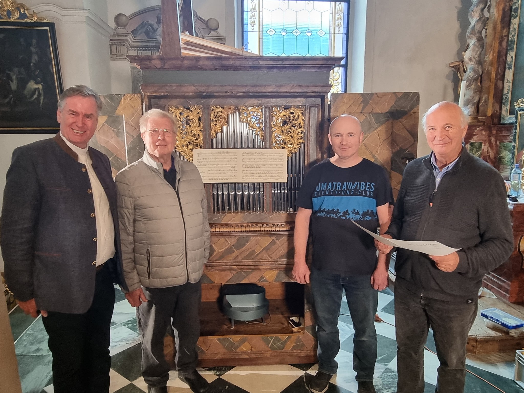 2022 konnten sich Stiftspfarrer Erich Aichholzer und Organist Alois Gaggl mit Orgelbaumeister ...