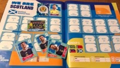 Nicht wirklich billig, aber zu jeder WM eine Pflichtaufgabe für viele Fans – das Panini-Album ...