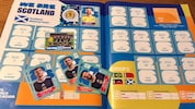 Nicht wirklich billig, aber zu jeder WM eine Pflichtaufgabe für viele Fans – das Panini-Album ...