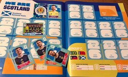 Nicht wirklich billig, aber zu jeder WM eine Pflichtaufgabe für viele Fans – das Panini-Album ...