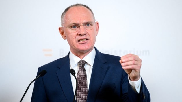 Innenminister Karner verliert die Geduld mit den geflüchteten Ukrainern im wehrfähigen Alter.
