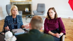 Klaudia Tanner und Claudia Bauer fordern mehr Tempo ein.