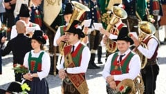 Dass in Hall ein Mann als Marketender bei der Musikkapelle mitmarschiert, gefällt den Haller ...