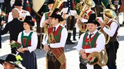 Dass in Hall ein Mann als Marketender bei der Musikkapelle mitmarschiert, gefällt den Haller ...