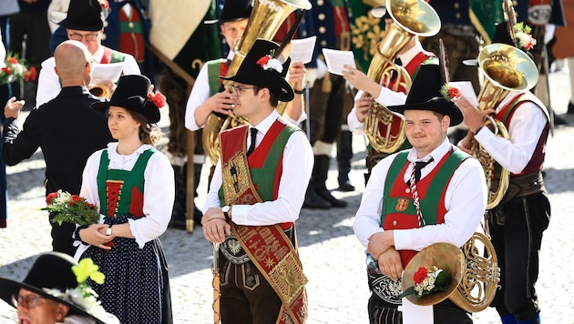 Dass in Hall ein Mann als Marketender bei der Musikkapelle mitmarschiert, gefällt den Haller ...