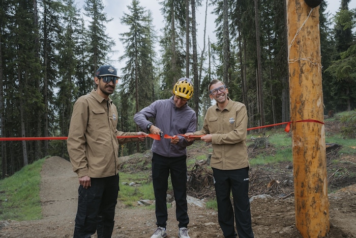 Leo (li.) und Dominik Linser (r.) von der Bike Republic Sölden mit dem Bike- Profi Korbi ...