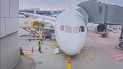 Schock am Flughafen: Der Lufthansa-Jet sackte am Gate plötzlich auf die Nase.