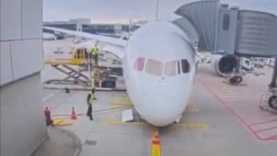 Schock am Flughafen: Der Lufthansa-Jet sackte am Gate plötzlich auf die Nase.