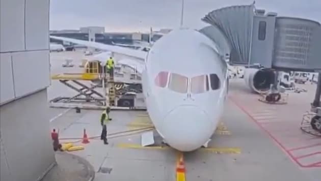 Schock am Flughafen: Der Lufthansa-Jet sackte am Gate plötzlich auf die Nase.