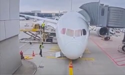 Schock am Flughafen: Der Lufthansa-Jet sackte am Gate plötzlich auf die Nase.