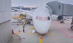 Schock am Flughafen: Der Lufthansa-Jet sackte am Gate plötzlich auf die Nase.