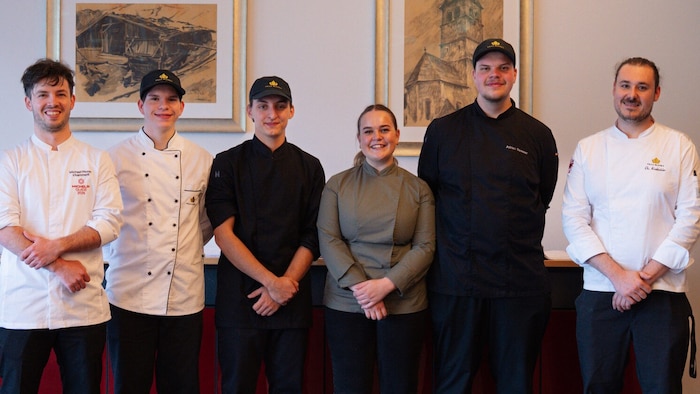 Küchenmeister Michael Ploner (li.) vom Restaurant s’Kammerli und Fachlehrer Christoph Krabichler ...