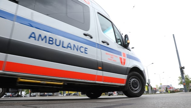 Wegen Personalproblemen in Kliniken verzögern sich Rettungszufahrten in die Notfallambulanzen ...