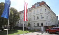 Patienten schmoren in den Wiener Kliniken – gleich aus mehreren Häusern erreichen die „Krone“ ...