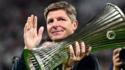 Oliver Glasner mit dem vor Kurzem mit Crystal Palace gewonnenen Conference-League-Pokal