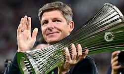 Oliver Glasner mit dem vor Kurzem mit Crystal Palace gewonnenen Conference-League-Pokal