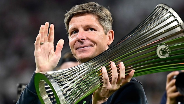 Oliver Glasner mit dem vor Kurzem mit Crystal Palace gewonnenen Conference-League-Pokal