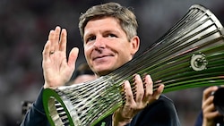 Oliver Glasner mit dem vor Kurzem mit Crystal Palace gewonnenen Conference-League-Pokal