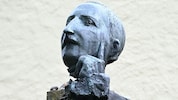 Die Zweig-Büste am Kapuzinerberg: Ernst schaut der Weltautor in Richtung des Schlössls.