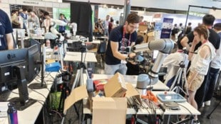 Der Roboterarm musste einen Gegenstand übernehmen und wieder korrekt abstellen.