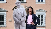 Martina Wörgötter, die Leiterin des Stefan-Zweig-Zentrums in Salzburg, mit der Figur des Autors