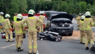 Der Pkw und das Motorrad wurden demoliert.