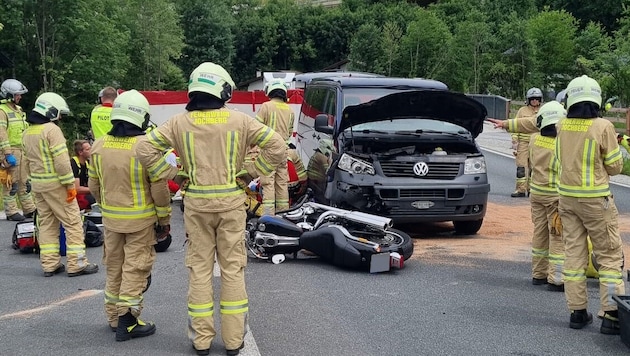 Der Pkw und das Motorrad wurden demoliert.