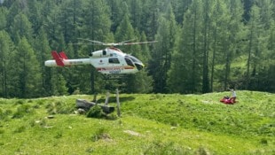 Der Notarzthubschrauber flog den Verletzten zu einer Alm