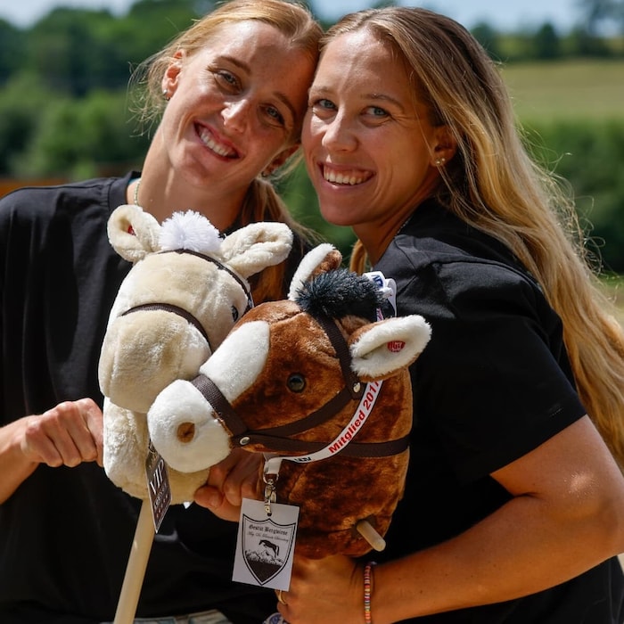 Die Klinger-Schwestern tauschten Sand gegen Sattel – oder in diesem Fall gegen Hobby Horses