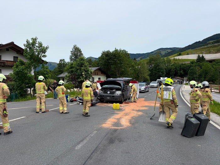 Die Feuerwehr musste auch Ölbindemittel einsetzen.