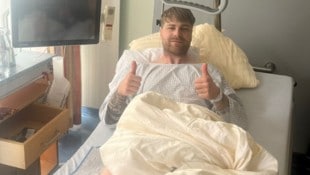 Daumen hoch! Dominik Waltl ist nach seiner Schienbein-OP am Weg der Besserung.