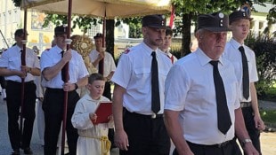 Feuerwehrleute trugen den Baldachin, der bei der Prozession die Monstranz mit dem ...