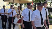Feuerwehrleute trugen den Baldachin, der bei der Prozession die Monstranz mit dem ...