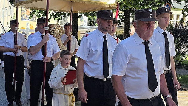 Feuerwehrleute trugen den Baldachin, der bei der Prozession die Monstranz mit dem ...