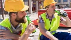 Am Bau sind Alkohol, Suchtgift sowie die Einnahme von Medikamenten streng verboten.
