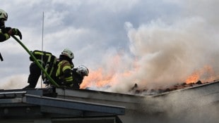 Die Löscharbeiten auf dem Dach