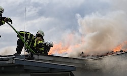 Die Löscharbeiten auf dem Dach