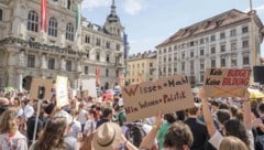 Tausende Studenten demonstrierten in Graz gegen ein drohendes Universitäts-Sparpaket.