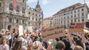 Tausende Studenten demonstrierten in Graz gegen ein drohendes Universitäts-Sparpaket.